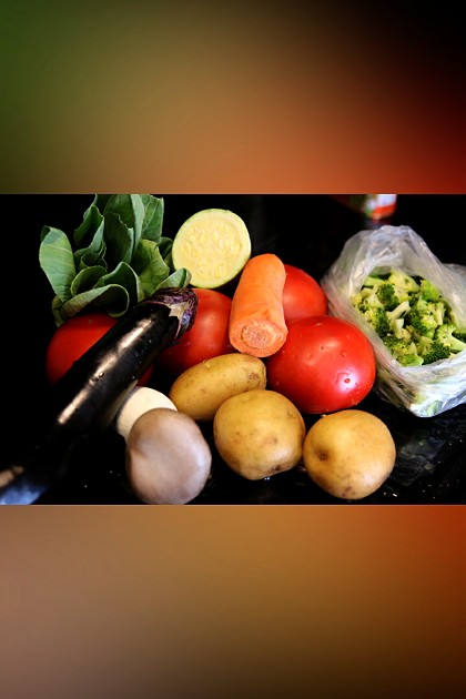 여름 채소인 토마토, 감자, 가지, 당근,브로콜리, 청경채를 넣고  고형카레와 카레가루를 넣어 끓인  카레  #카레