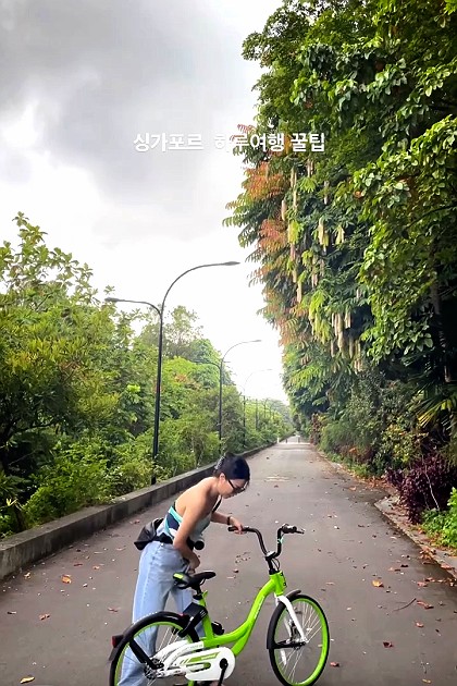 싱가포르 하루여행 꿀팁👍🏻
애니휠 사용해서 자전거 투어하기

하루 여행 코스로 마리나베이&가든스바이더베이 근처를 둘러보기엔 자전거 만큼 편한 것도 없는 것 같다. 걷기엔 너무 넓어 ㅠ 

✔️Anywheel 사용방법 또는 주의사항은 블로그로!! 

#싱가포르#싱가폴여행#싱가폴자유여행#싱가폴자전거#싱가폴#애니휠#마리나베이샌즈#가든스바이더베이#singapore#anywheel
