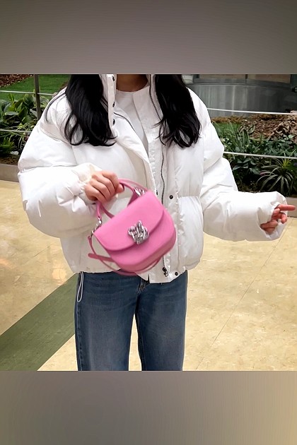 20대 가방으오 사랑받는 #루이까또즈 가방
오늘은 핑크 포인트 가방을 만나봤어요.