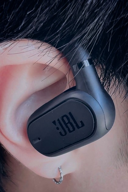 볼륨80%의 누음체크중인 JBL 사운드기어 센스 블루투스 이어폰